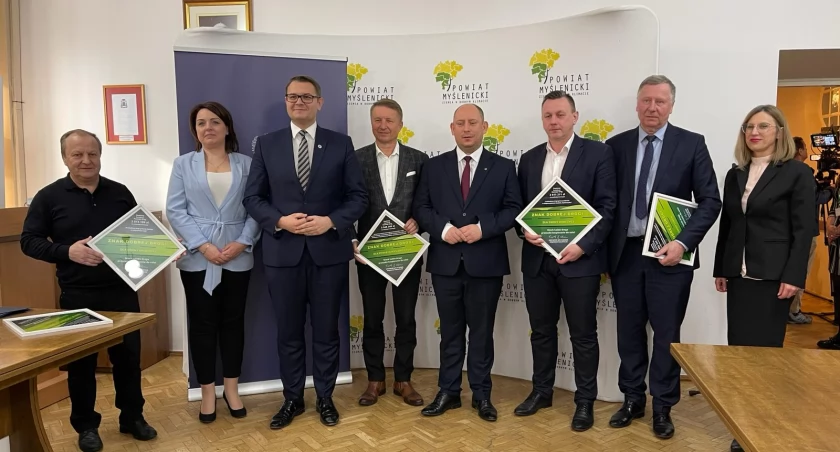 Rządowy Fundusz Rozwoju Dróg przyznał blisko 10 mln złotych na inwestycje w powiecie myślenickim [KONFERENCJA], [GALERIA ZDJĘĆ]