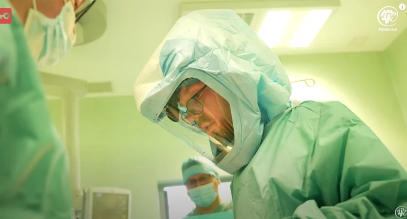 Szpital Myślenice. Chirurdzy i robot ortopedyczny na jednej sali operacyjnej. Pacjentce wszczepiona została endoproteza kolana 
