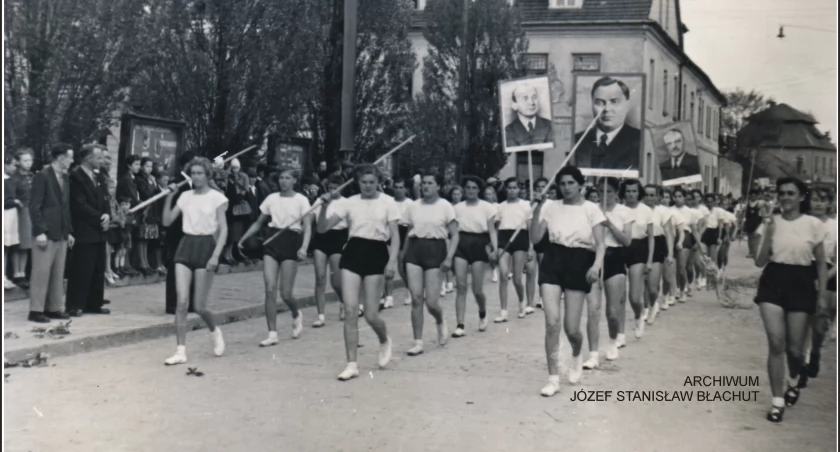 Perły Myślenic. Pochód 1 majowy. Zdjęcie wykonane w Myślenicach w 1950 roku 