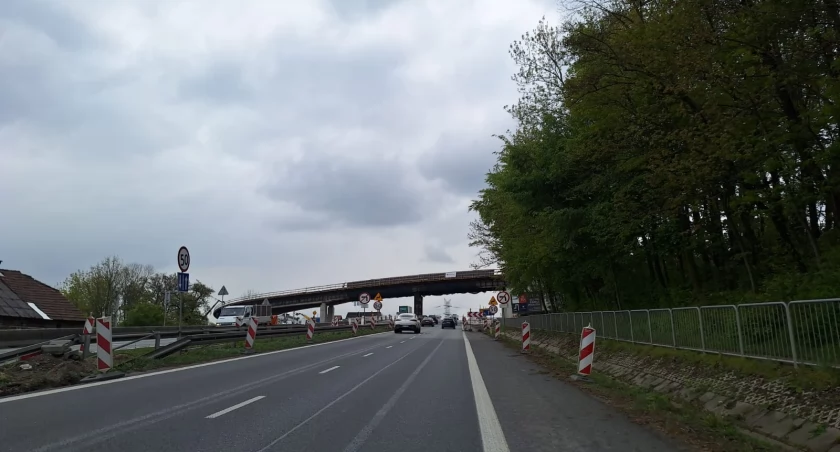 Gaj. Zmiana organizacji ruchu na zakopiance. Utrudnienia związane są z demontowaniem deskowania na budowanym wiadukcie