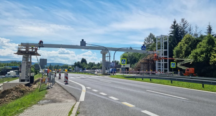 Głogoczów. Zwężenie do jednego pasa każdej z jezdni zakopianki w Głogoczowie w rejonie budowanej kładki 