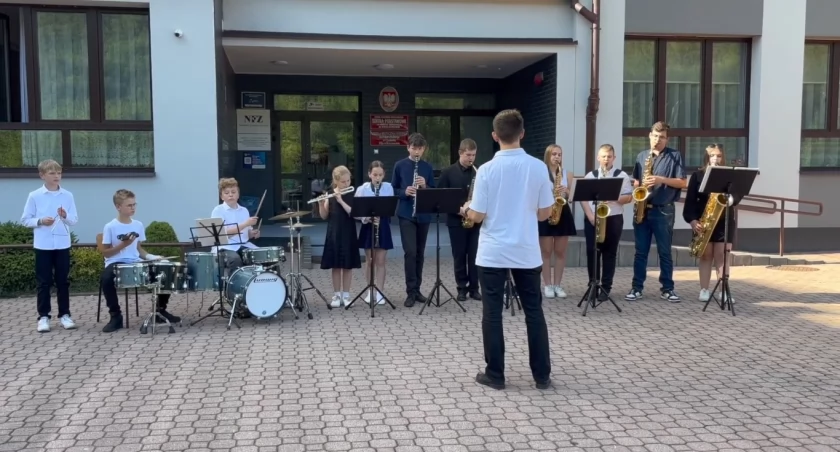 Zespół Instrumentalny Szkoły Muzycznej I stopnia im. Oskara Kolberga w Raciechowicach, ZPN w Krzczonowie i ich wykonanie wielkiego przeboju
