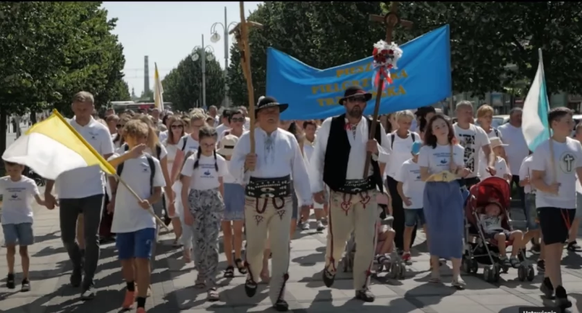 Trzebunia. Wyruszają pokłonić się Częstochowskiej Pani. Posłuchajcie hymnu Trzebuńskiej Pielgrzymki 2024 ! 