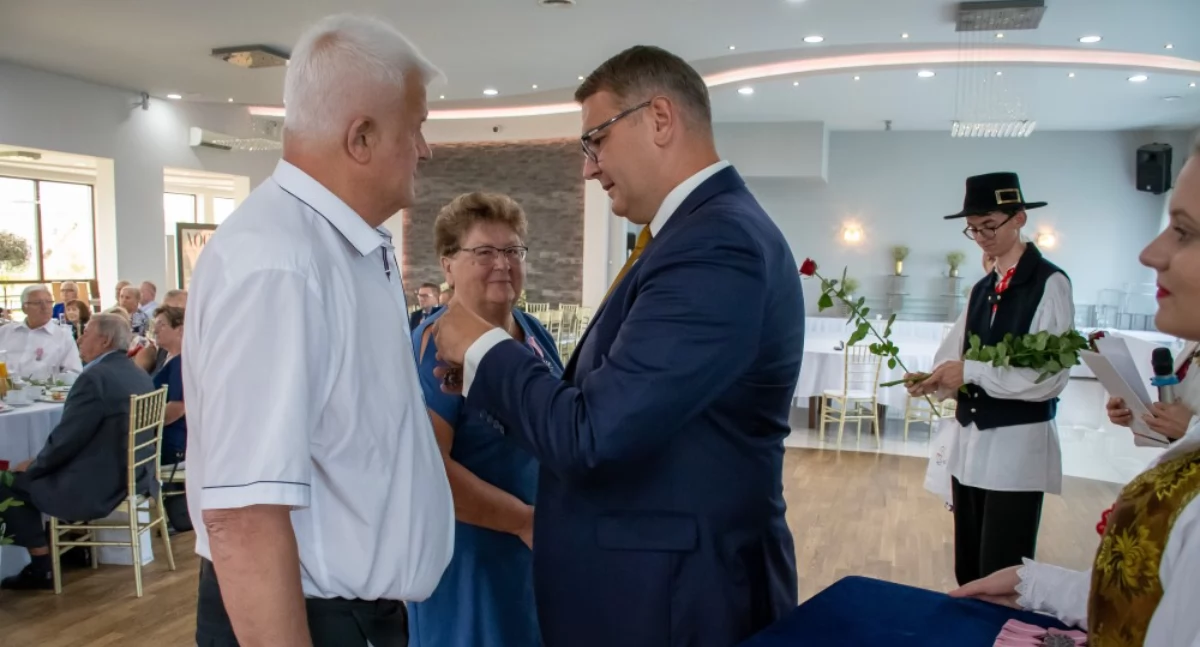 Złote Gody w Myślenicach – uroczystość pełna wzruszeń i radości dla par małżeńskich z 50-letnim stażem