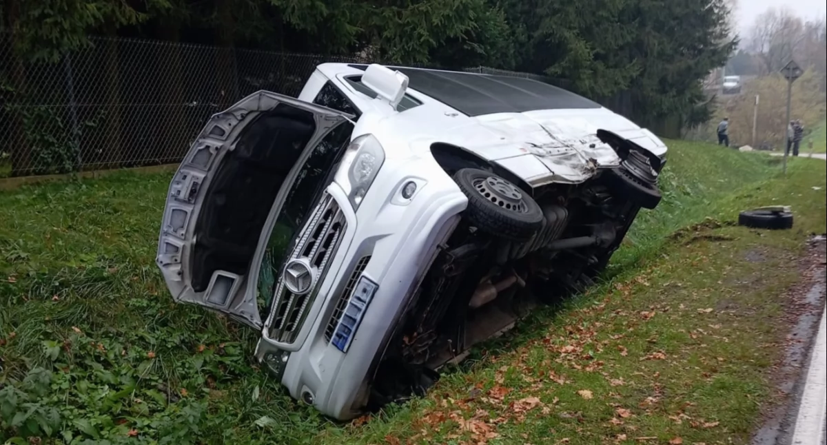 Rudnik. Wypadek na drodze wojewódzkiej nr 955 z udziałem szkolnego busa