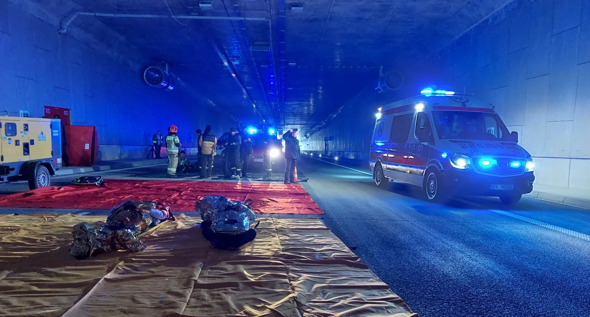 Dziekanowice. Karambol w tunelu z udziałem kilkunastu pojazdów-służby ćwiczyły na wypadek takiego scenariusza 