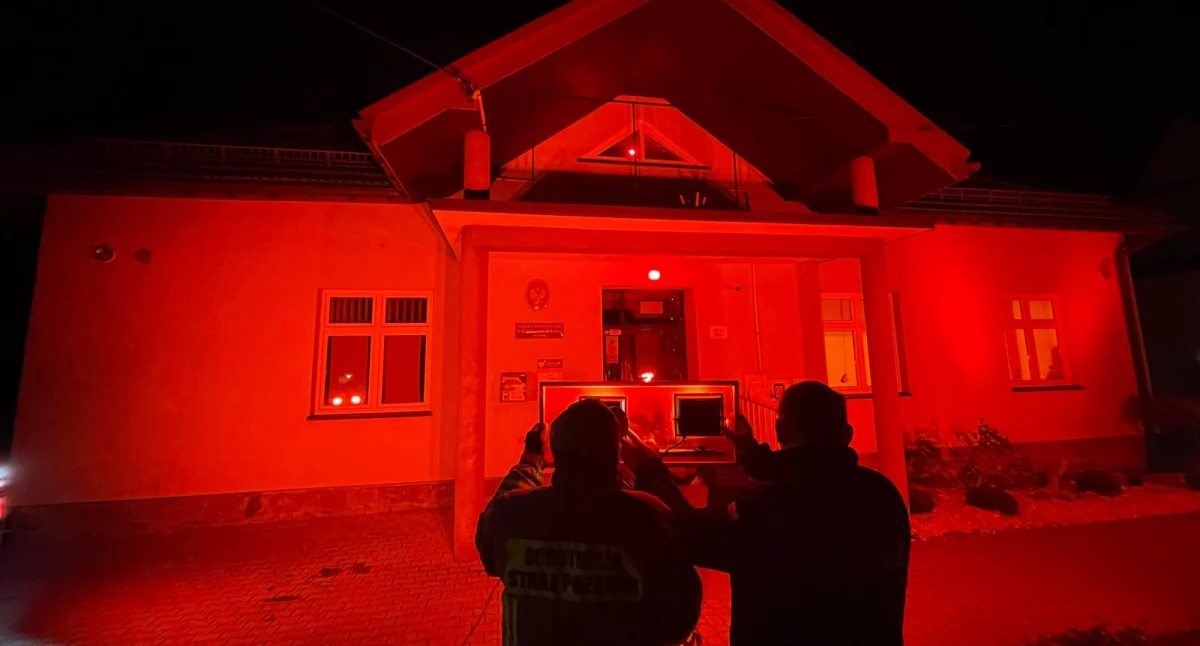 Szkoła w Zasani na czerwono - 19 listopada, Międzynarodowy Dzień Zapobiegania Przemocy wobec Dzieci