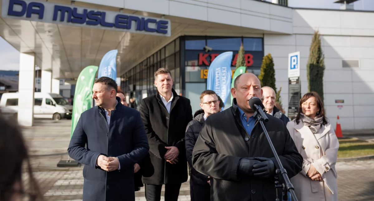 Myślenice. Wojewoda Klęczar o beneficjentach funduszu autobusowego- w tym również tych z powiatu myślenickiego