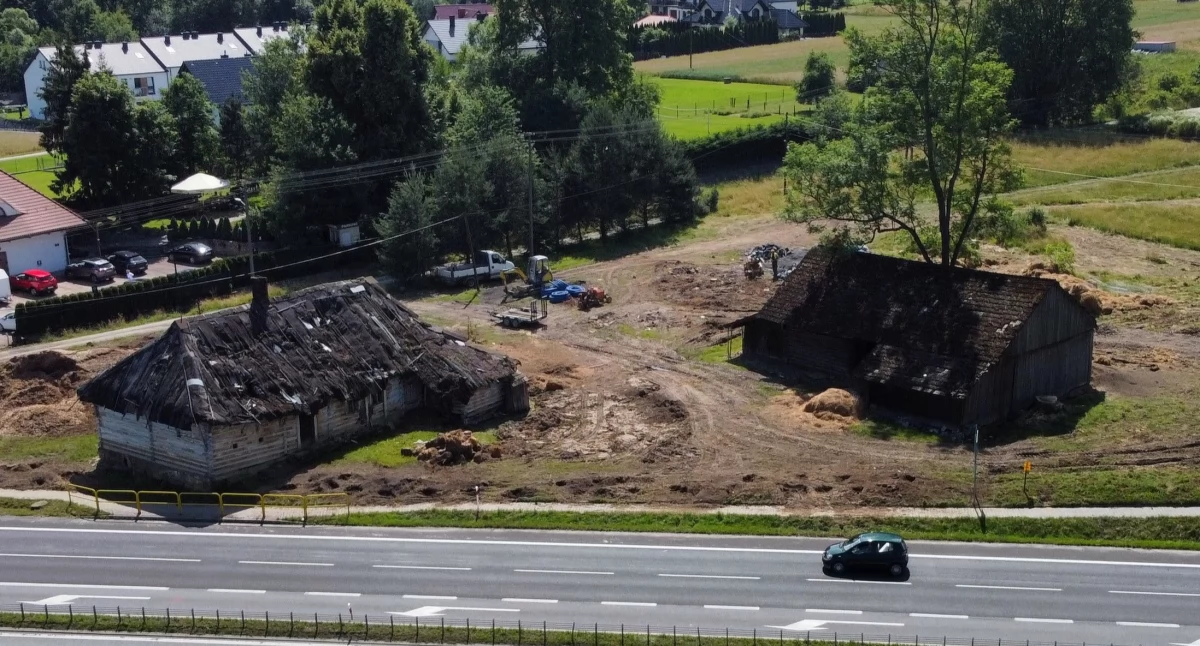 Krzyszkowice. Z ruchliwego miejsca przy zakopiance do skansenu. Wiemy  gdzie dokładnie został przeniesiony zabytkowy dom 