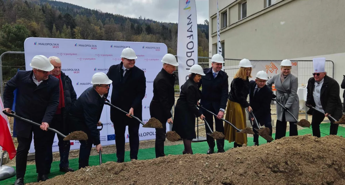 Myślenice. W Małopolskiej Szkole Gościnności jeszcze w tym roku powstanie Branżowe Centrum Umiejętności. Pod inwestycję wbito przysłowiową łopatę