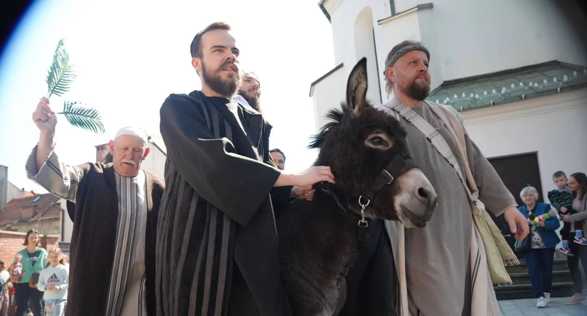 Niedziela Palmowa w Myślenicach- uroczysta procesja, wielkanocny kiermasz i tradycyjny konkurs palm 