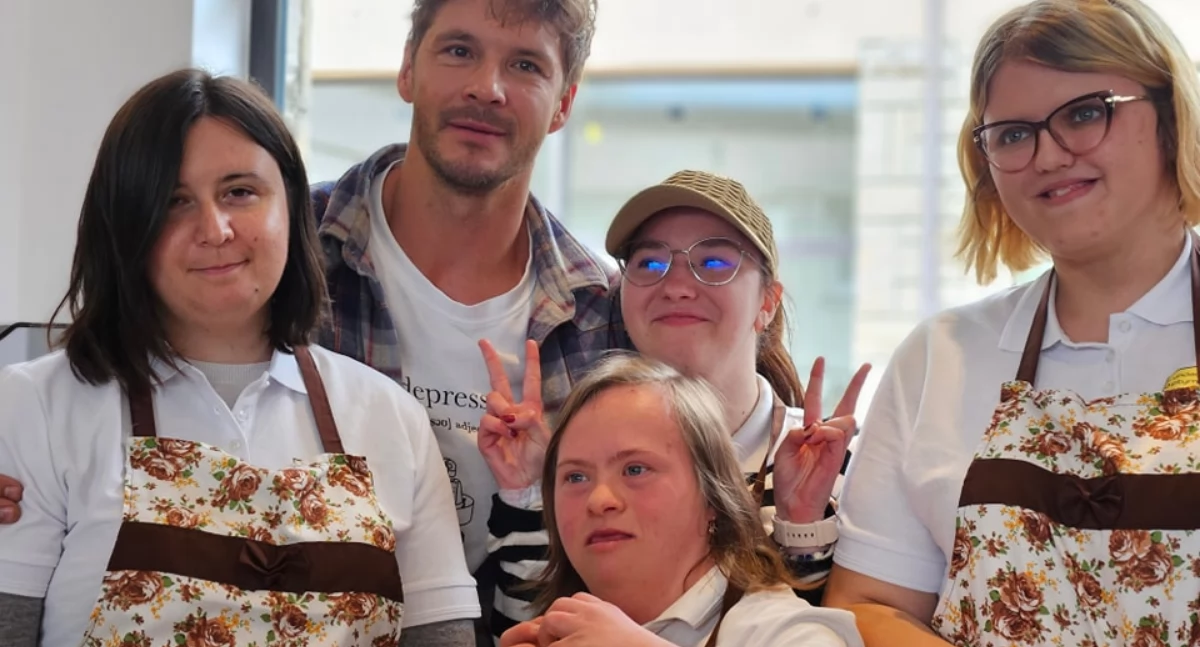 Myślenice. Kawiarenka Społeczna oficjalnie otwarta. Na początek można się było napić kawy z Mikołajem Roznerskim 