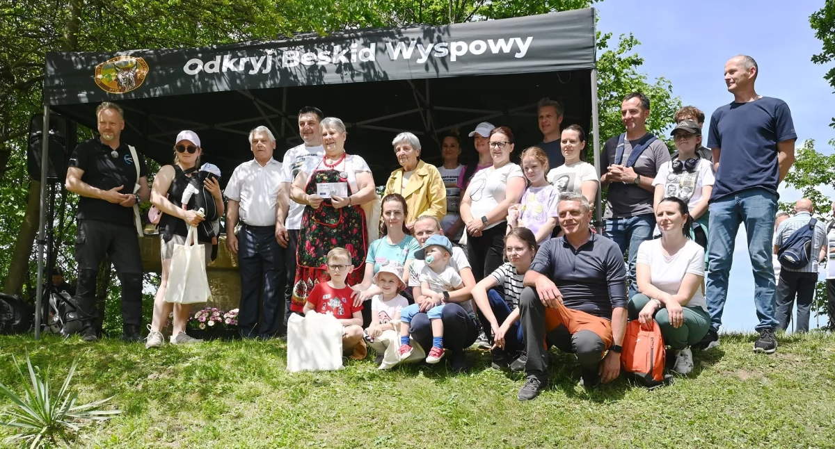 Tokarnia. Odkrywcy na szlaku, najmłodszy 2 miesiące, najstarszy 89 lat- razem na Urbaniej Górze 