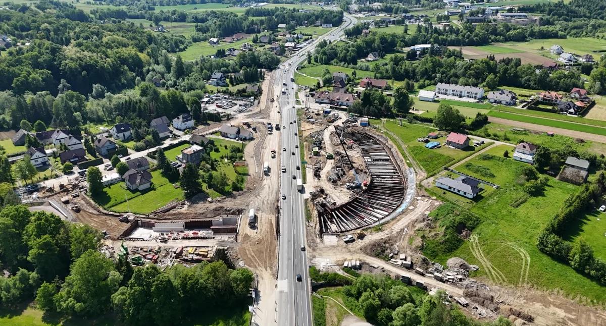 Krzyszkowice.  Pierwsza połowa tunelu zbudowana. Przebicie tunelu na wylot planowane jest na przełomie września i października