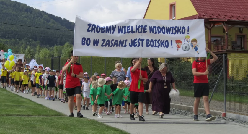 Zasań się raduje, za boisko dziękuje!
