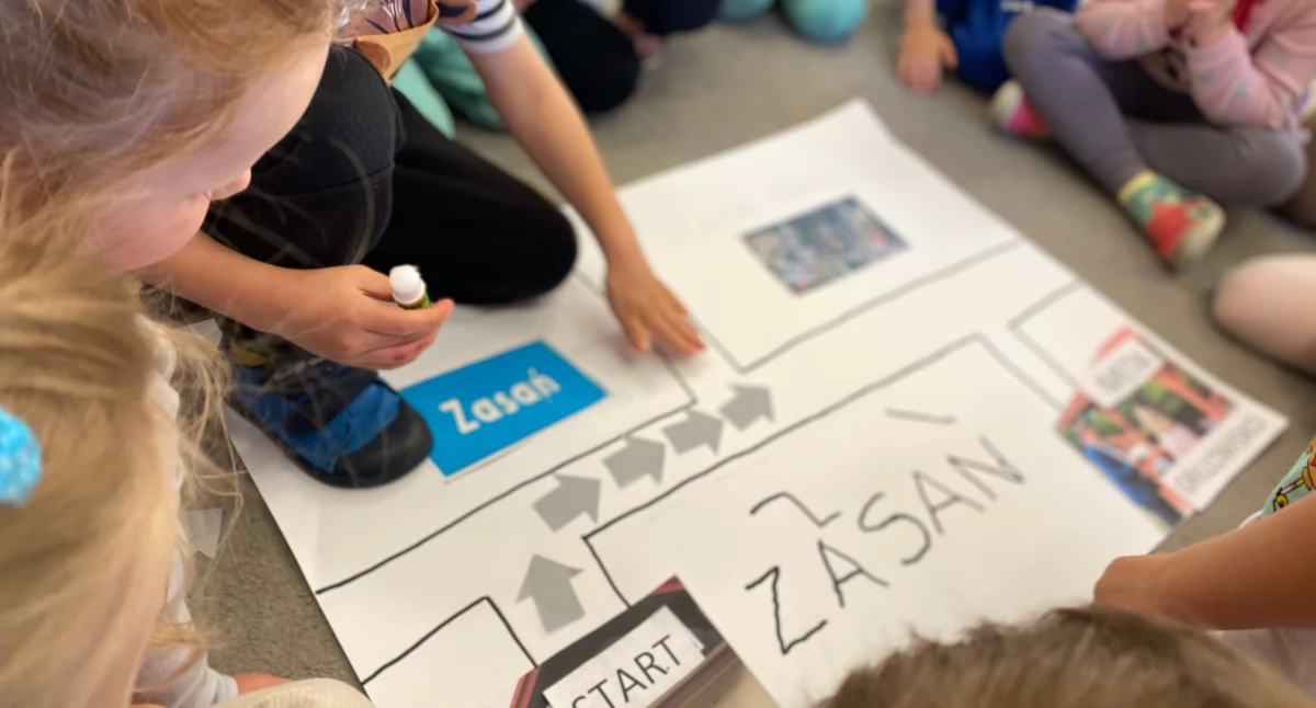 Matematyczne podróże małe i duże – przedszkolaki z Zasani z pasją odkrywają świat matematyki