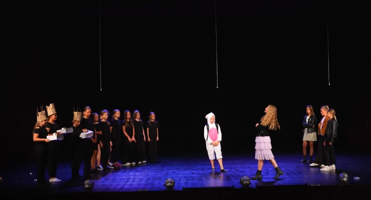 Myślenice. Młodzi aktorzy myślenickiego teatru w spektaklu - Wielka Podróż- [wideo]