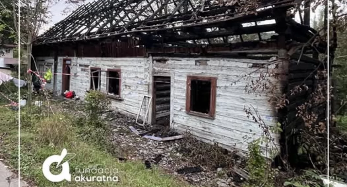 Jasienica. Ogień strawił wszystko. W  internecie ruszyła specjalna zbiórka dla Pani Czesławy  i Ty możesz się do niej włączyć