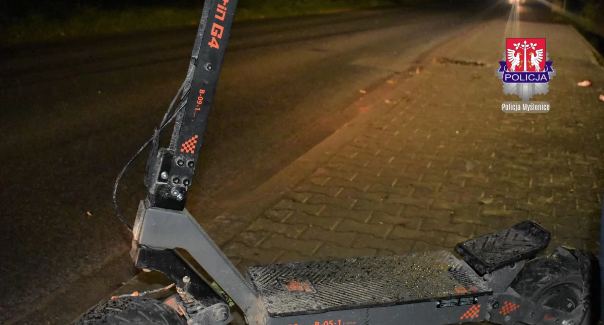 Policja Myślenice: Nastolatkowie, jadąc wspólnie na jednej hulajnodze elektrycznej, przewrócili się. Jeden z nich trafił do szpitala w stanie krytycznym