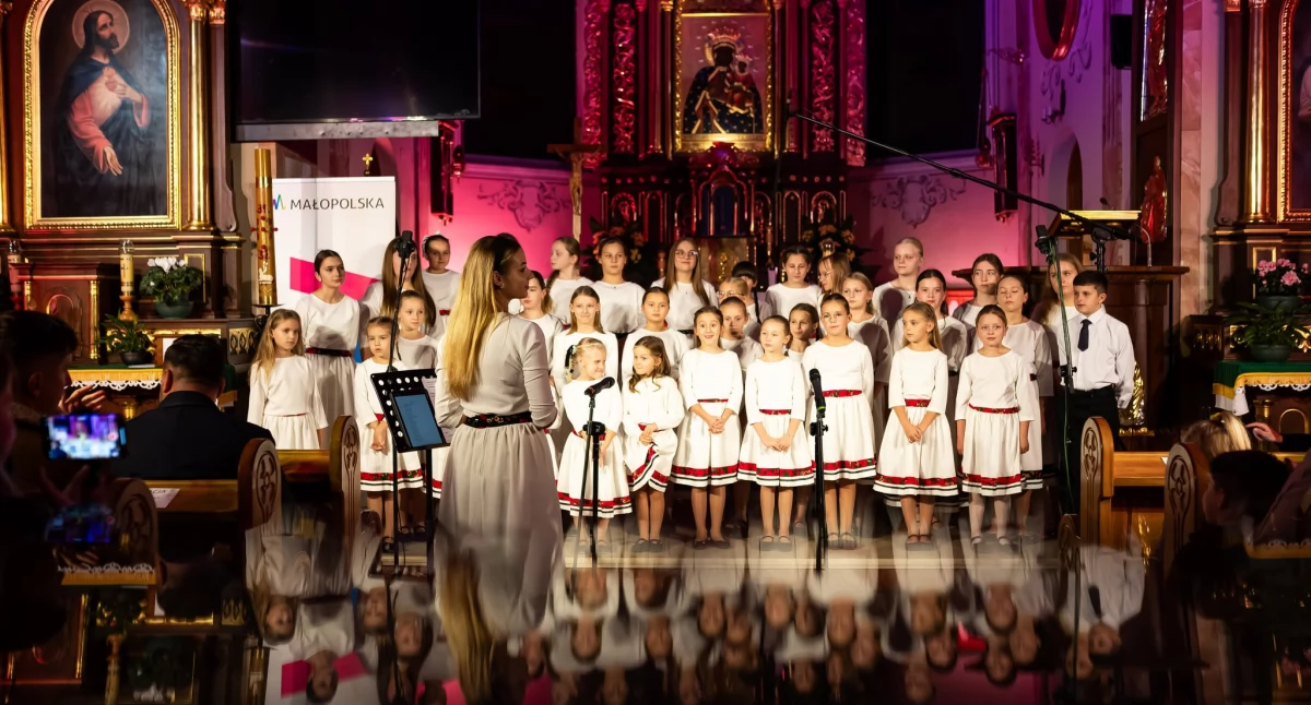 Muzyczna modlitwa w Stróży czyli hołd dla Matki Bożej w wykonaniu zespołu Młodzi Śpiewni 