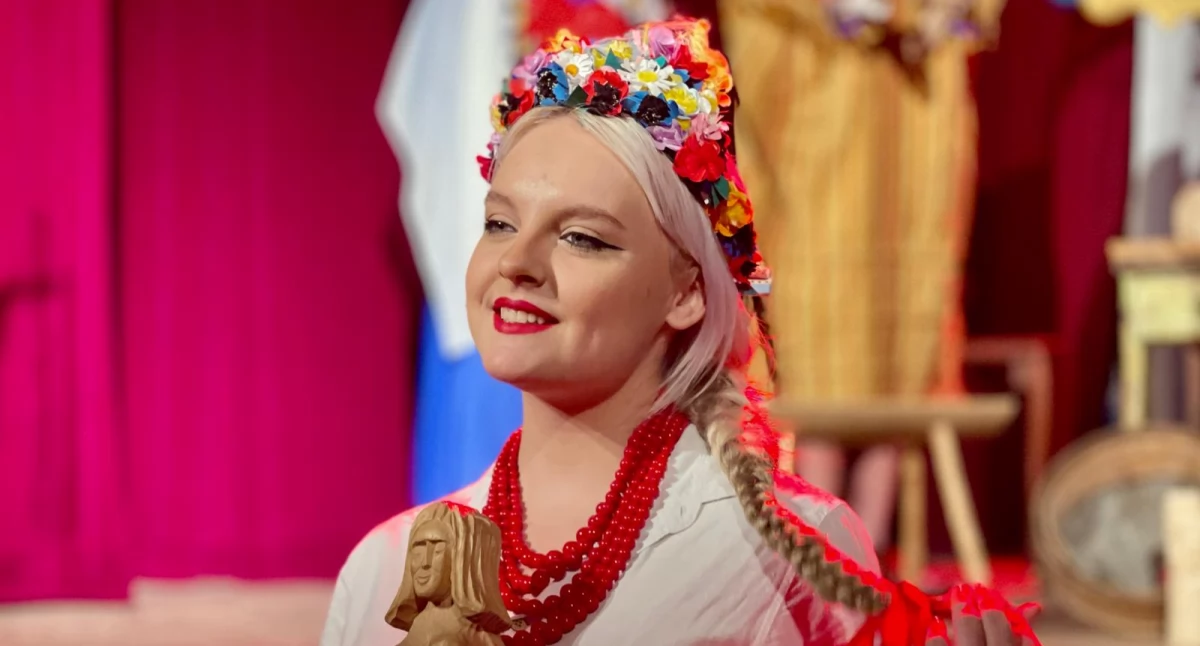 Niech żyje teatr, niech żyje kultura wsi! XVI Małopolski Festiwal Teatrów Wiejskich w Wiśniowej 2025 [REPORTAŻ FILMOWY I GALERIA ZDJĘĆ]