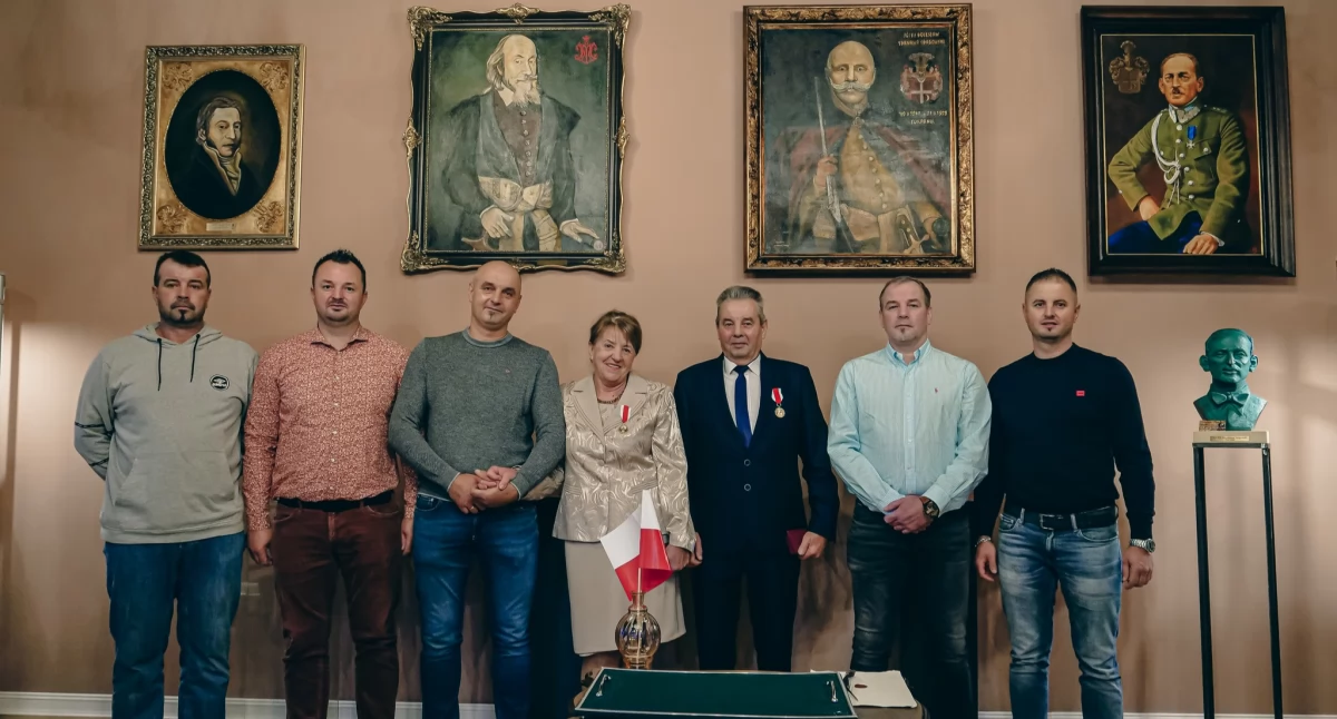 Złoty Medal za zasługi dla obronności kraju wręczono Państwu Danucie  i Mieczysławowi Proszek z Tokarni-Więcierzy 