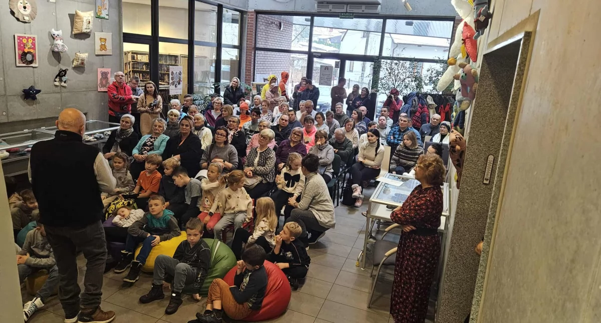 Myślenice. Ks. Tischner i . . . misie w bibliotece - w Światowym Dniu Pluszowego Misia 