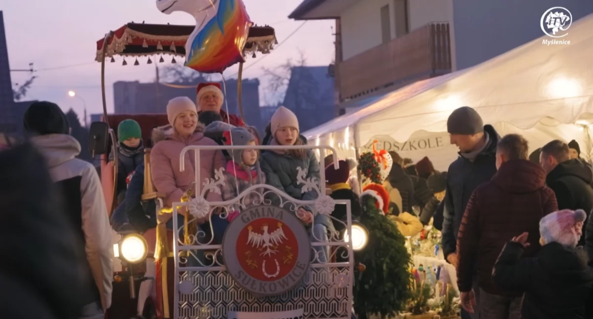  Kiermasz Bożonarodzeniowy w Sułkowicach. Świąteczna atmosfera, lokalne smaki i rozświetlenie choinki w Rynku