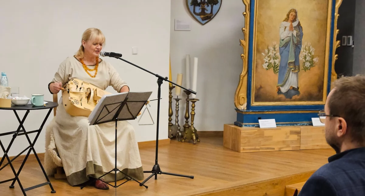 Myślenice. Średniowieczne pieśni czyli Kolęda z Lirą w Muzeum Niepodległości w Myślenicach 