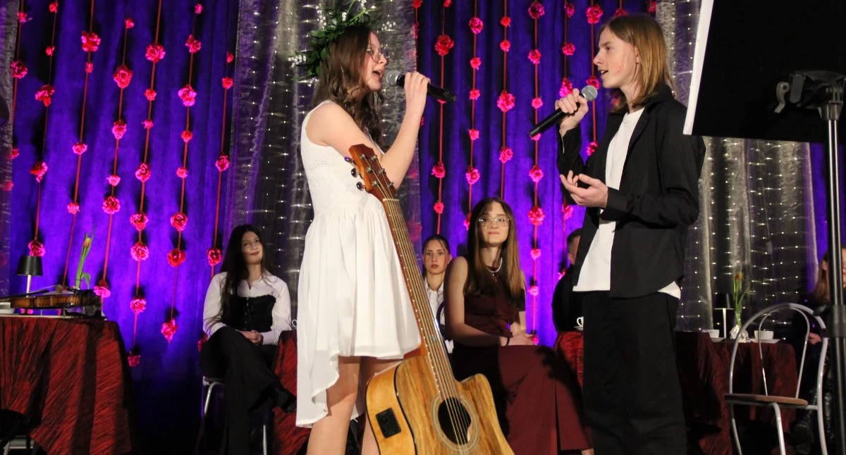 Gmina Lubień. Tym razem wędrujący koncert z okazji Dnia Kobiet zawitał do Lubnia, towarzyszył mu charytatywny wydźwięk 