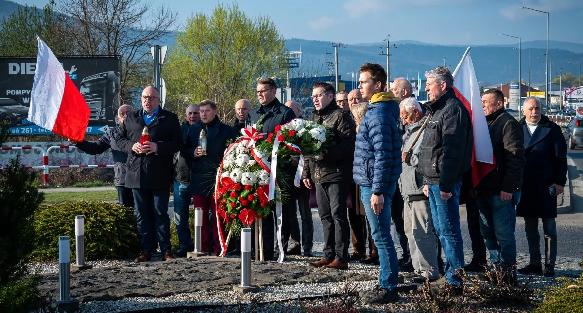 Myślenice. Na rondzie im. prezydenta Lecha Kaczyńskiego oddano hołd ofiarom Katastrofy Smoleńskiej