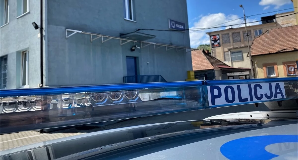 Interwencja dzielnicowych w powiecie myślenickim. Policja wydała nakaz opuszczenia mieszkania i zakaz zbliżania się