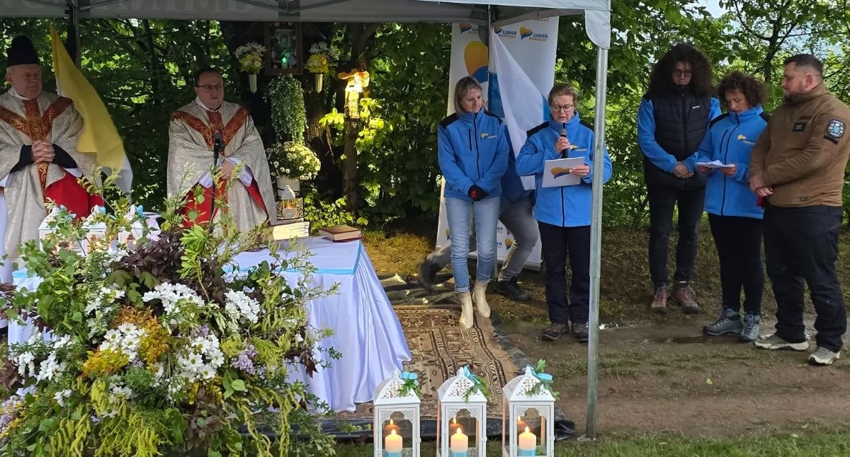  Majowe nabożeństwo w ciszy poranka, z dala od codziennego pośpiechu- taka jest majówka o świcie przy Kapliczce Matki Bożej na Grabie, na roli Gorzutkowej w Lubniu 