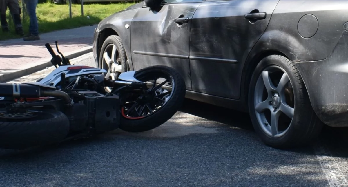 Policja Myślenice: kolejne niebezpieczne zdarzenie na drogach powiatu myślenickiego. Motocyklista trafił do szpitala
