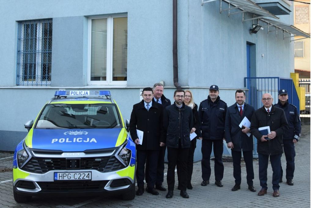 Policja Myślenice. Zakup nowego oznakowanego radiowozu wsparły samorządy powiatu myślenickiego