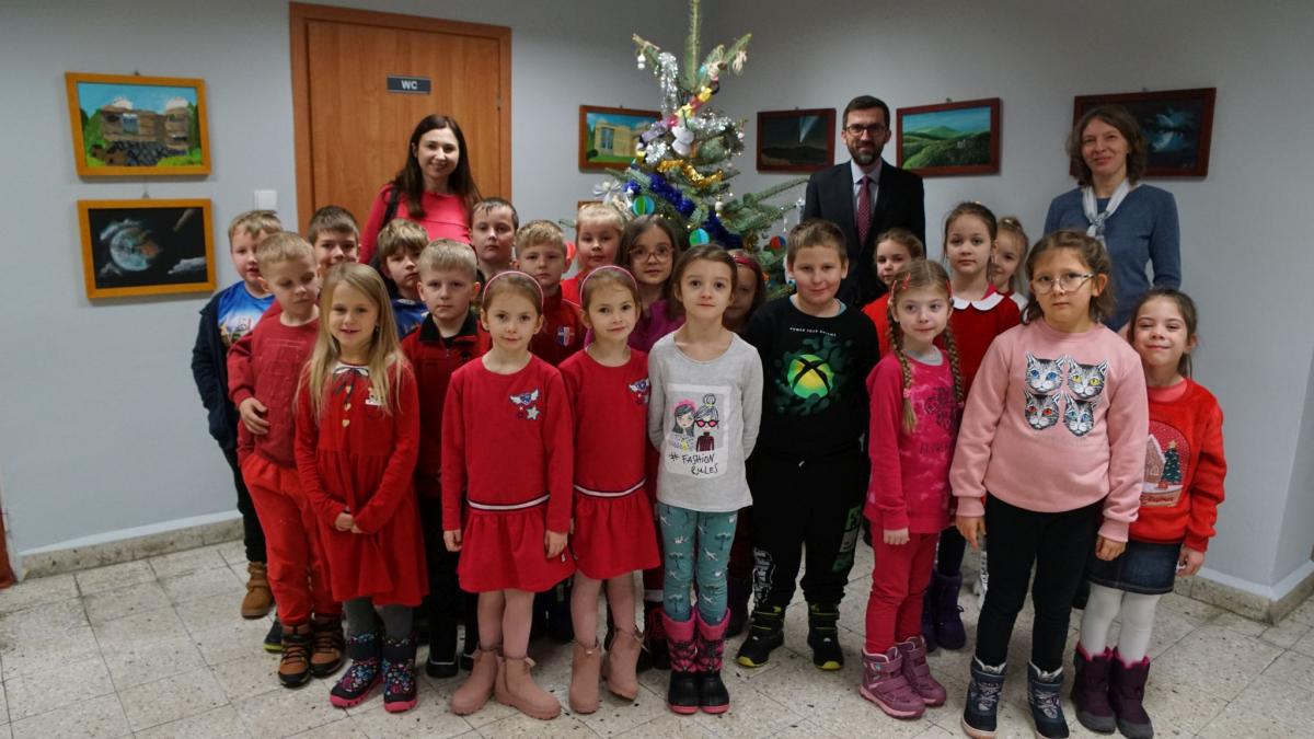 Nowa, świąteczna tradycja ubierania choinek w Urzędzie Gminy Wiśniowa