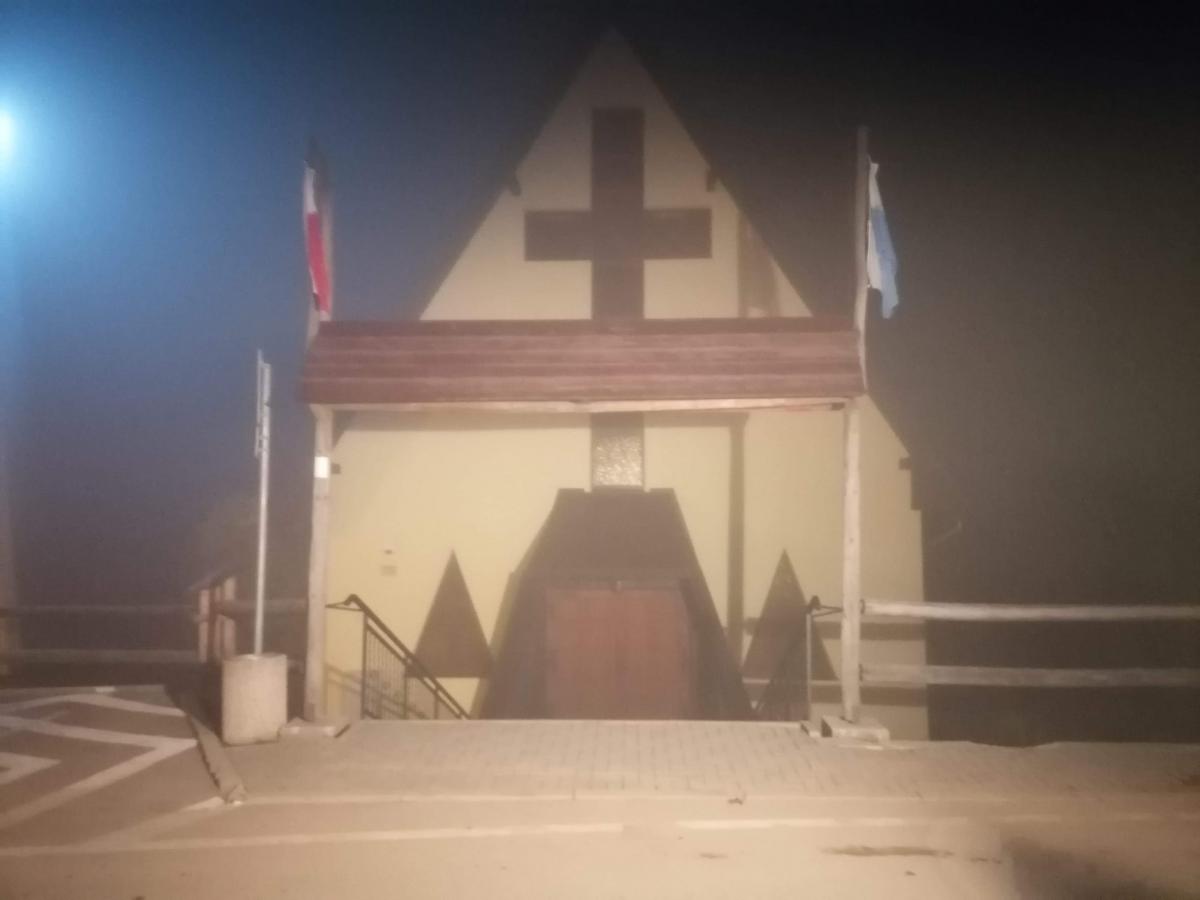Atak nożownika na kierowcę biskupa w gminie Myślenice