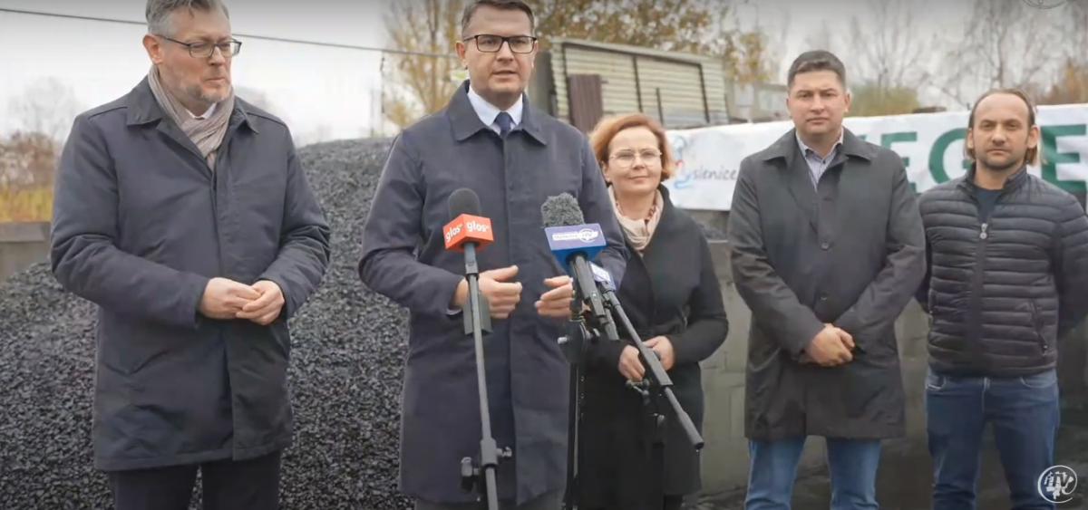 Gmina Myślenice. Pierwsze gospodarstwa otrzymały już węgiel w preferencyjnej cenie- konferencja prasowa
