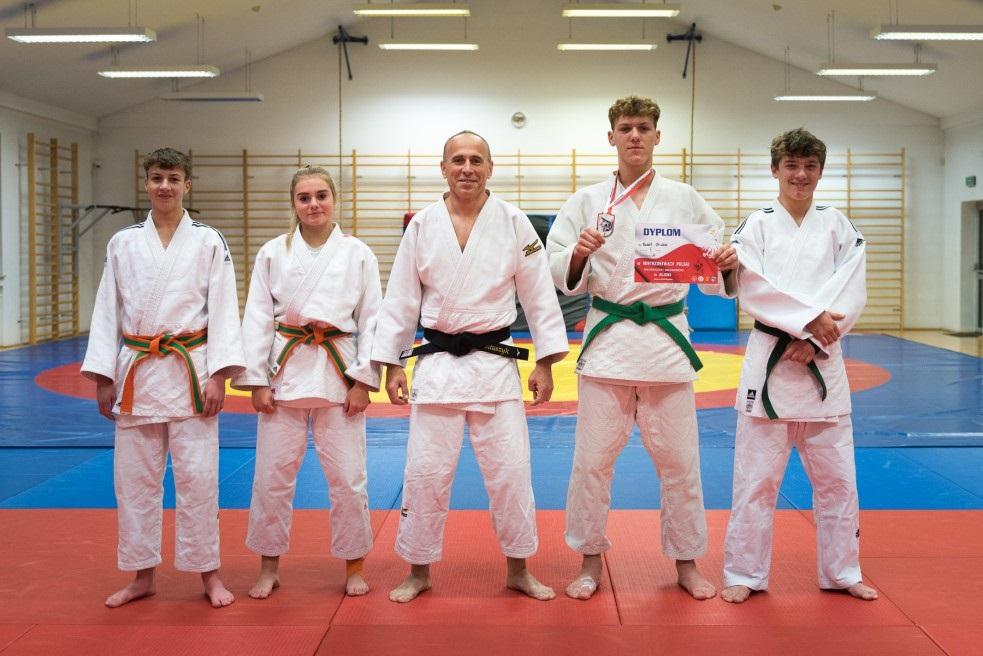 Hubert Strzelec na podium Mistrzostw Polski w Judo