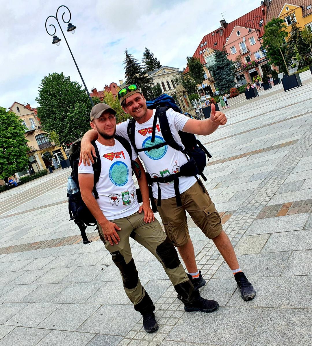 Nizwykli wędrowcy Karol i Tomek #PieszoPoZdrowie Zosi - dziś w Myślenicach