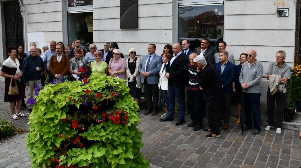Pamięci deportowanych z Myślenic Żydów, złożyli kwiaty pod tablicą 22 sierpnia