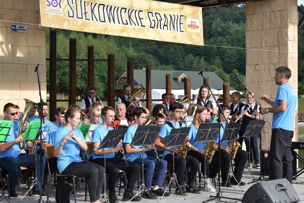 Sułkowickie Granie w promieniach słońca nad zalewem...