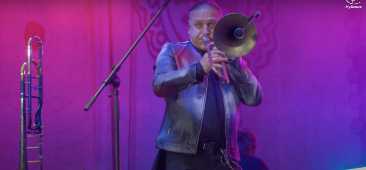 Myślenice. Golec uOrkiestra  na scenie Międzynarodowych Małopolskich Spotkań z Folklorem