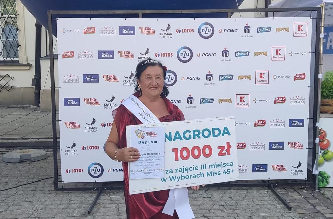 Gmina Pcim. Maria Róg na podium konkursu Miss Wdzięku 45+. Koło Gospodyń Wiejskich i Gospodarzy kiszką ze skwarkami wywalczyło I miejsce