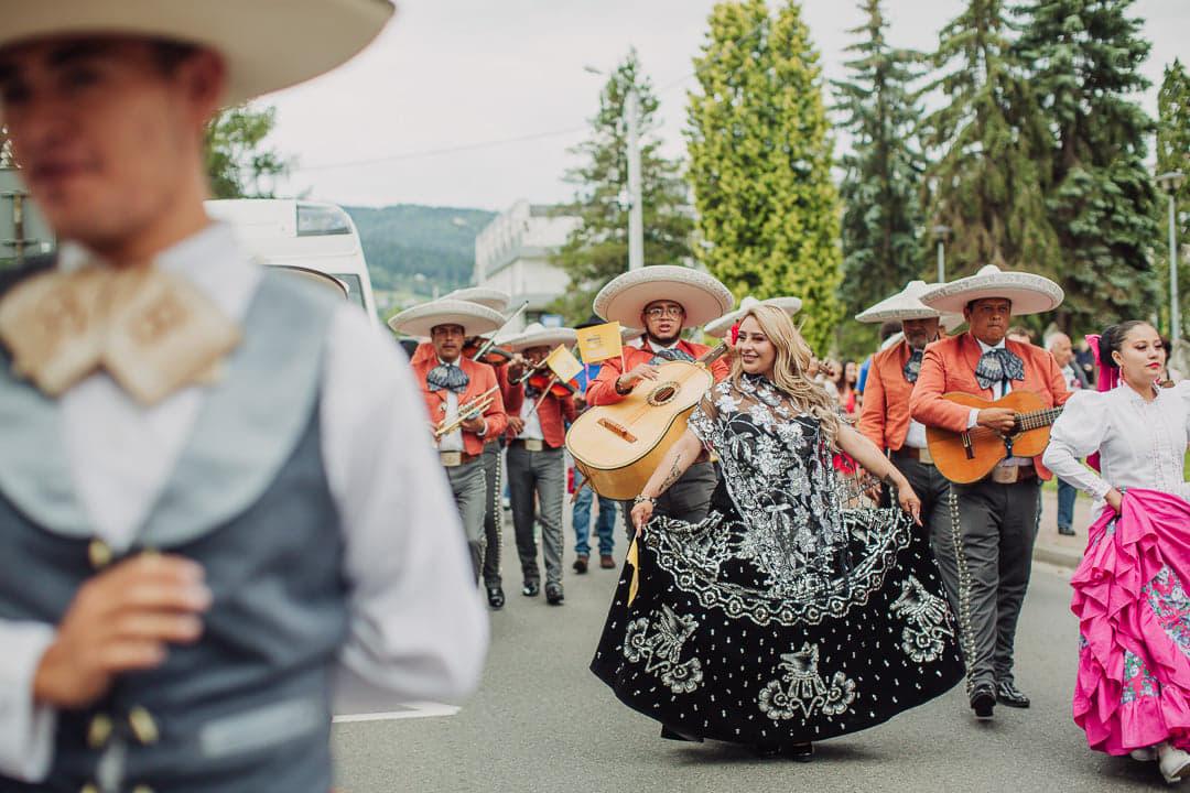 Poczęstowali swoimi smakołykami, przeparadowali a później zakoncertowali- sobota pełna wrażeń z Festiwalem Folkloru