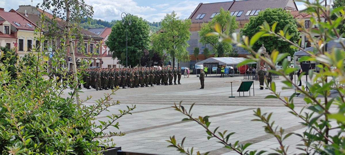 Przysięga 11 Małopolskiej Brygady Obrony Terytorialnej na Rynku w Myślenicach- relacja na żywo