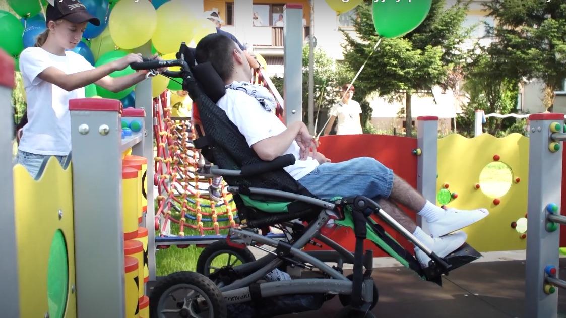Dobczyce. Tutaj możliwa jest zabawa bez barier. Integracyjny plac zabaw otwarty !