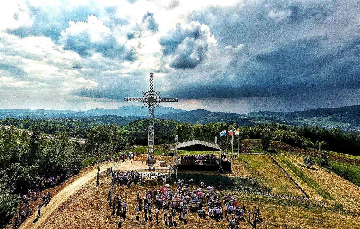 Poświęcenie jubileuszowego Krzyża św. Jana Pawła II w Krzeczowie 07.06.2022 -  relacja