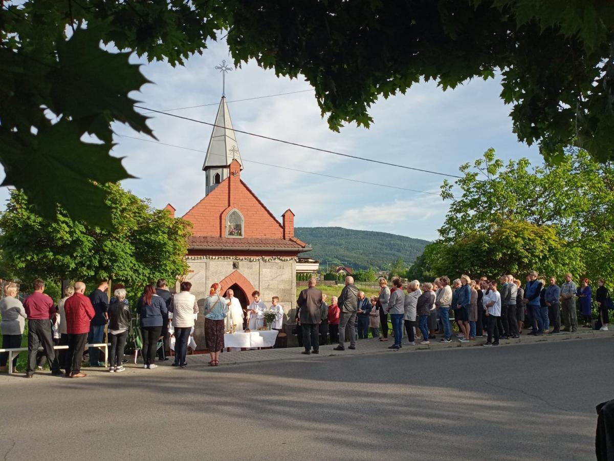 Eucharystia i Majówka przy kapliczce na Dolnym Przedmieściu o urodzajne plony. Sanktuarium Narodzenia NMP