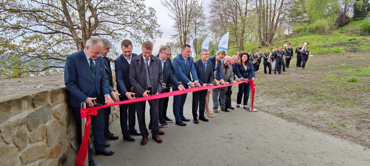 Wzgórze zamkowe jeszcze piękniejsze! Dobczyce oficjalnie otwarły kluczową inwestycję turystyczną